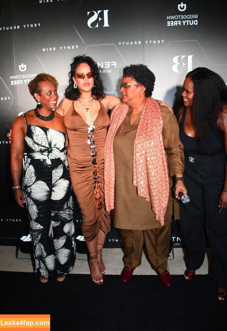 Rihanna / badgalriri leaked photo photo #3267