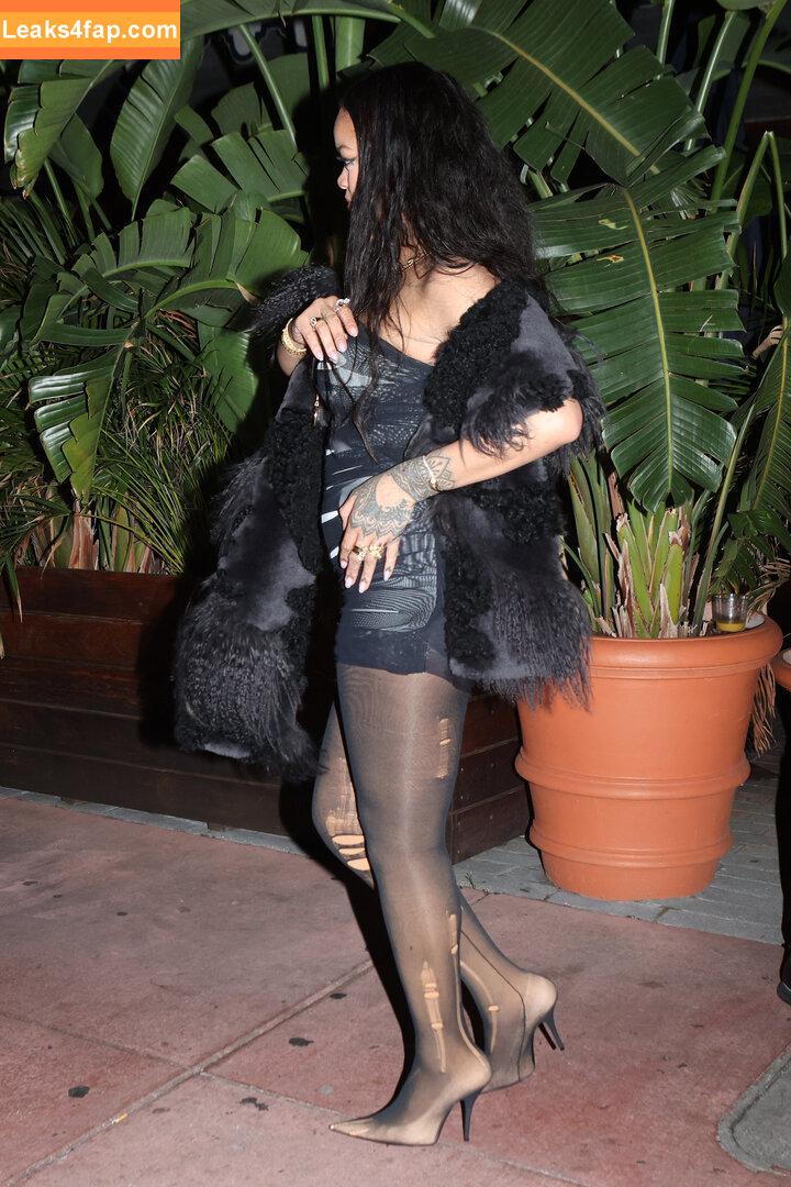 Rihanna / badgalriri leaked photo photo #3529