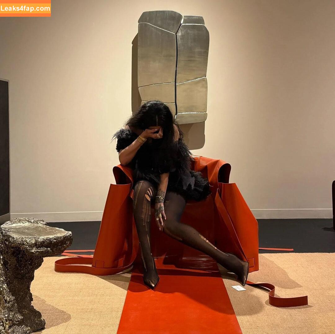 Rihanna / badgalriri leaked photo photo #3543