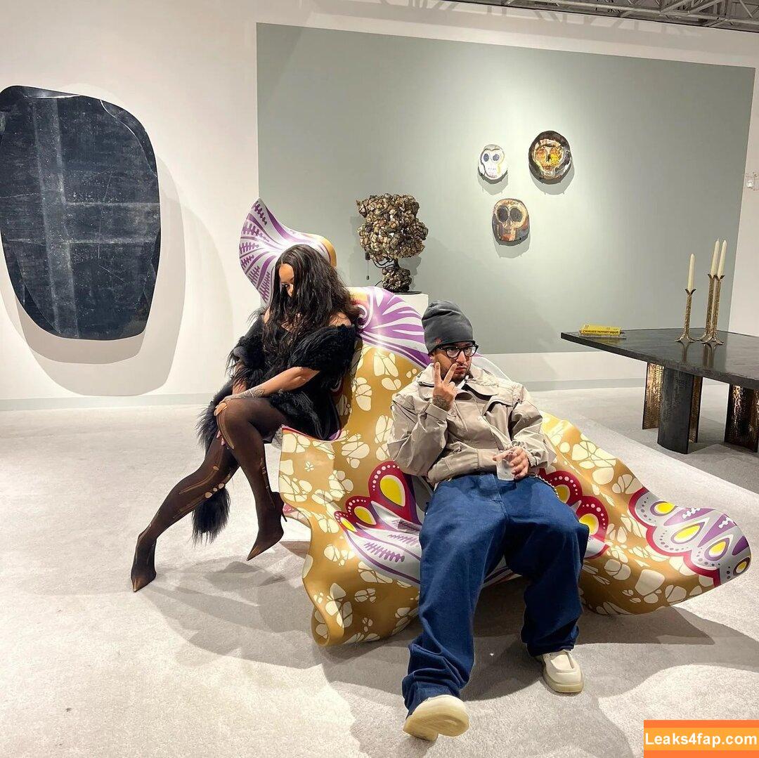 Rihanna / badgalriri leaked photo photo #3544