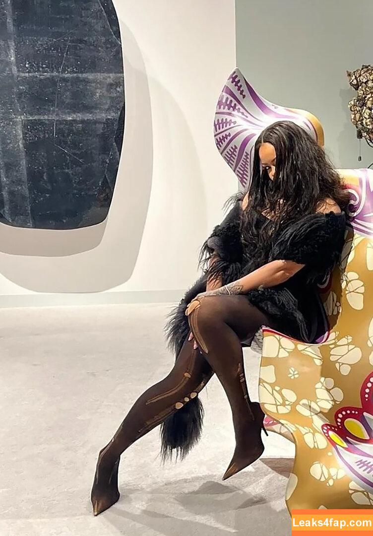 Rihanna / badgalriri leaked photo photo #3545