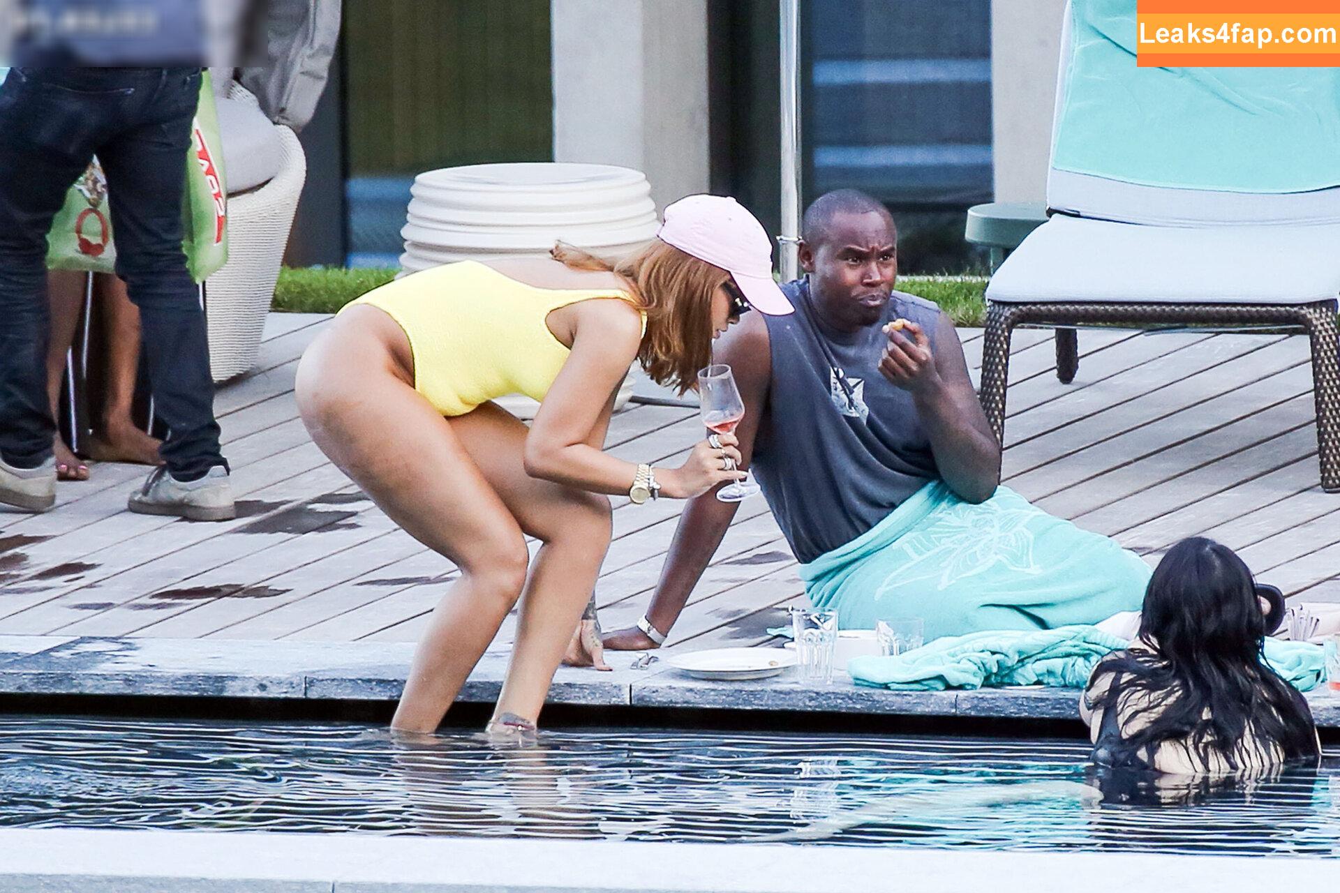 Rihanna / badgalriri leaked photo photo #3562