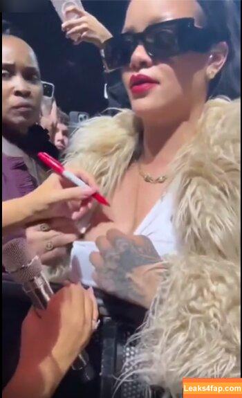 Rihanna / badgalriri leaked photo photo #3589