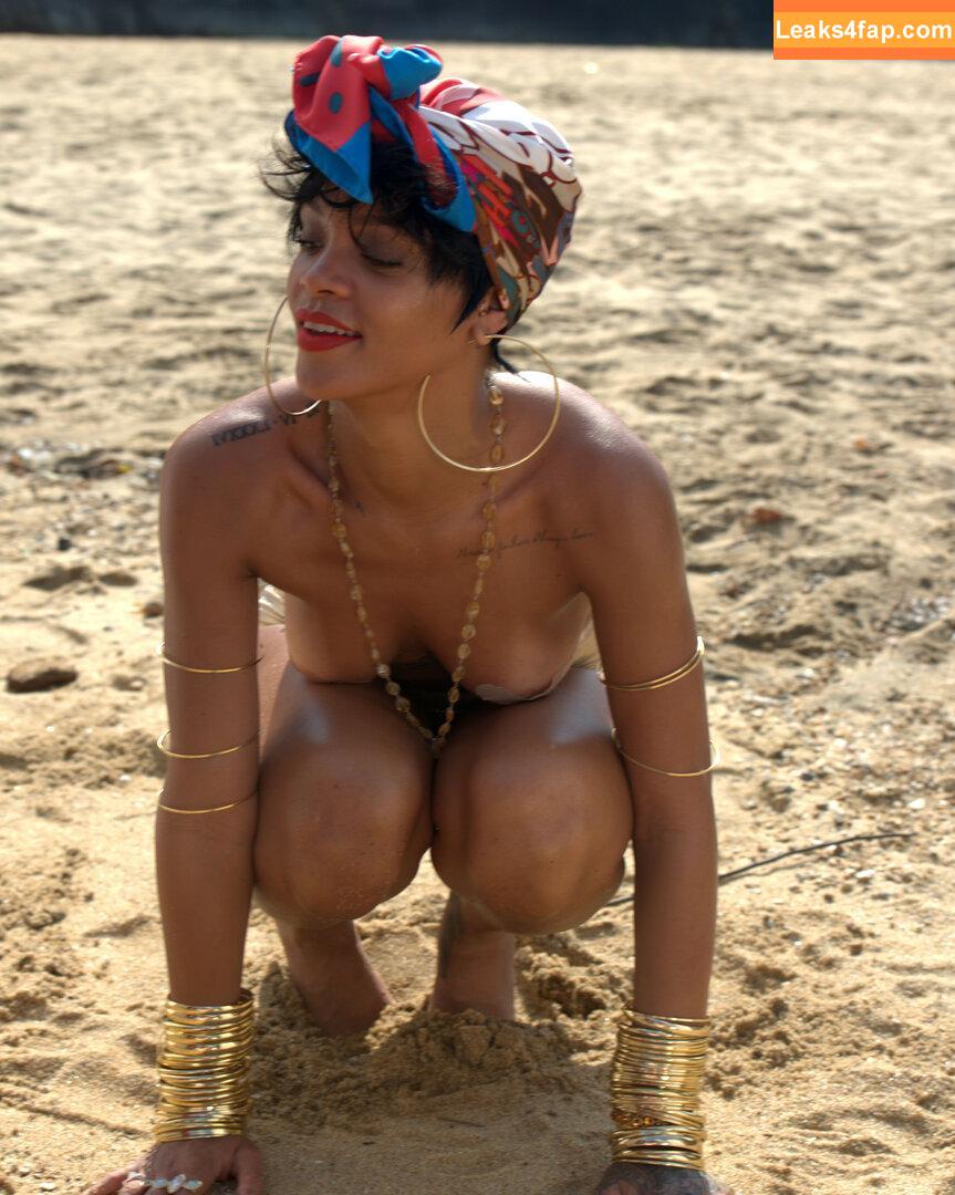 Rihanna / badgalriri leaked photo photo #3653