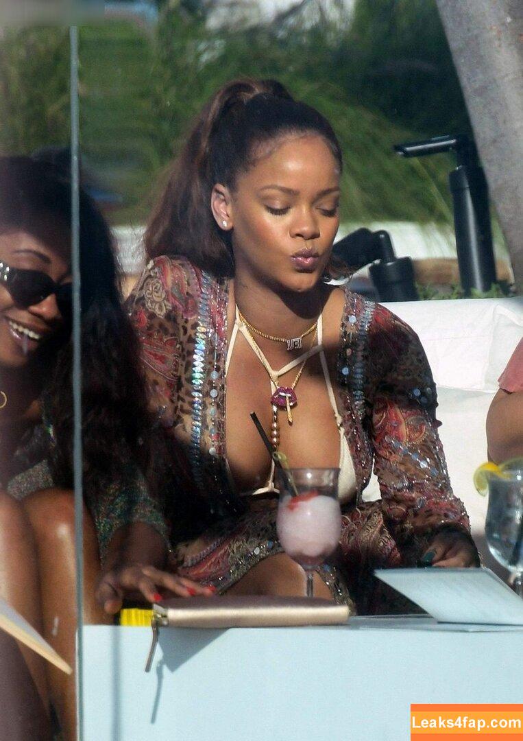 Rihanna / badgalriri leaked photo photo #3760
