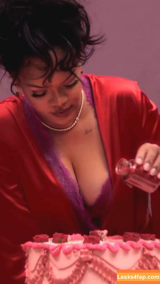 Rihanna / badgalriri leaked photo photo #3766