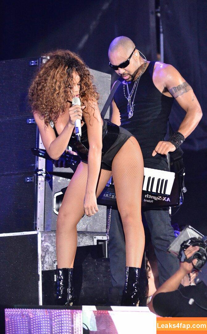 Rihanna / badgalriri leaked photo photo #3827