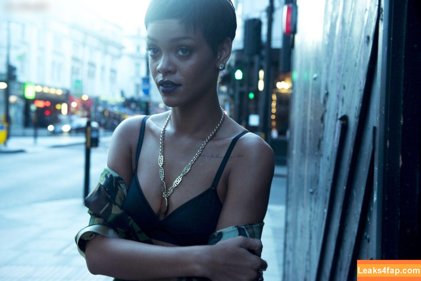 Rihanna / badgalriri leaked photo photo #3904