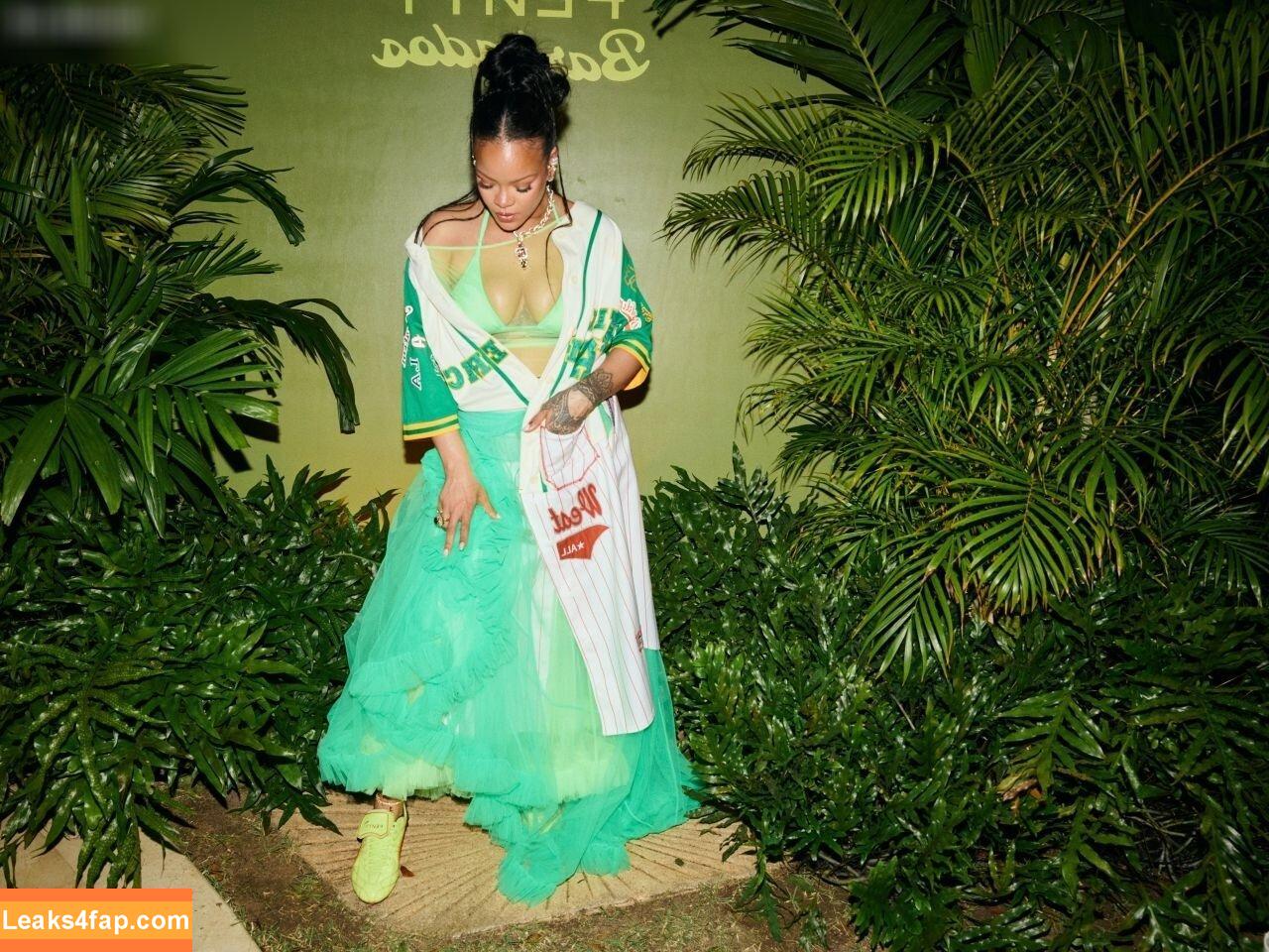 Rihanna / badgalriri leaked photo photo #3941