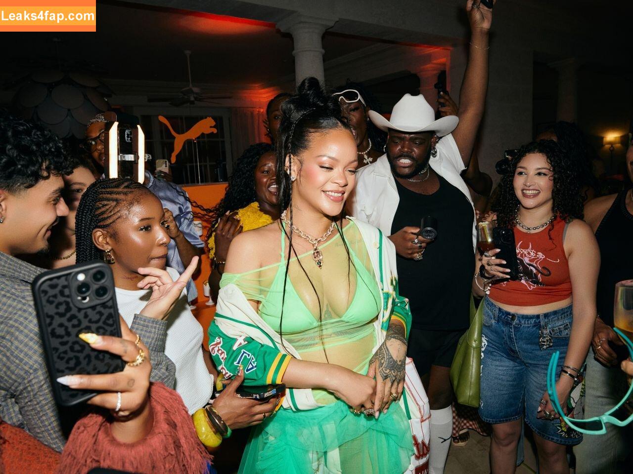 Rihanna / badgalriri leaked photo photo #3984