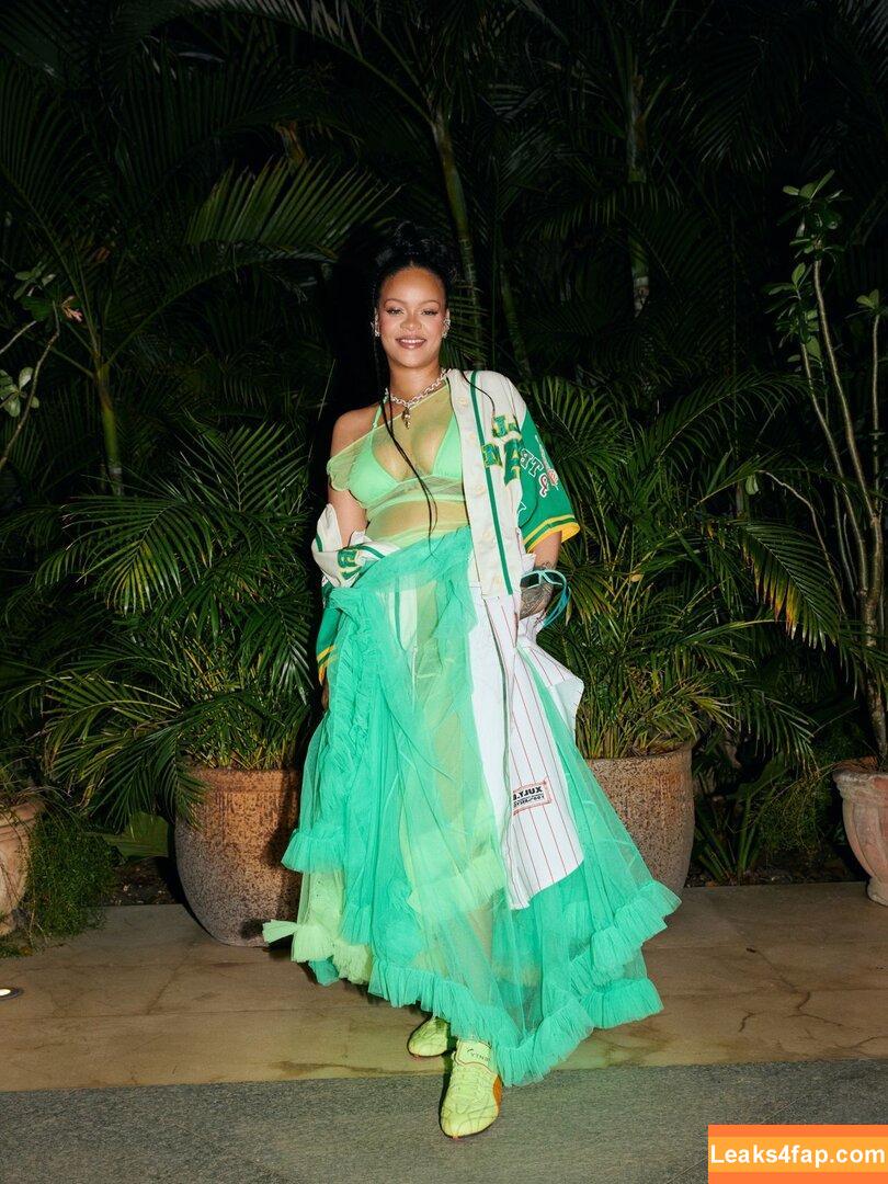 Rihanna / badgalriri leaked photo photo #3985
