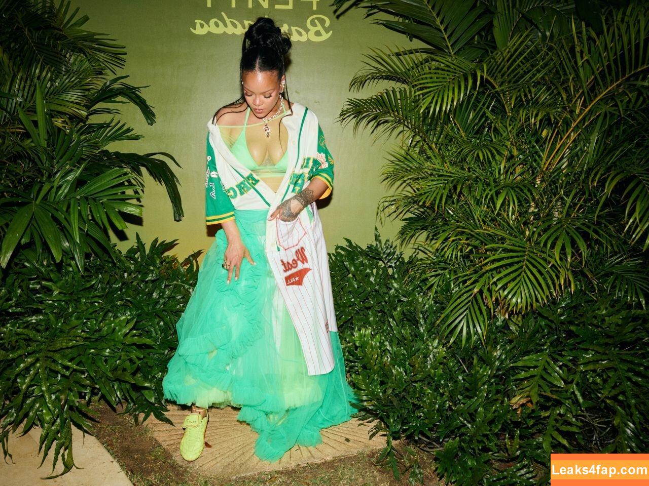 Rihanna / badgalriri leaked photo photo #3988