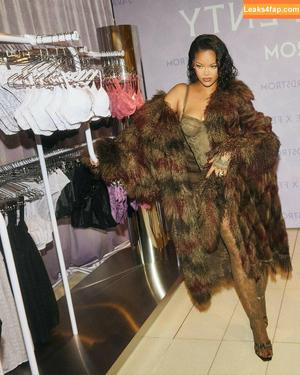 Rihanna photo #3040