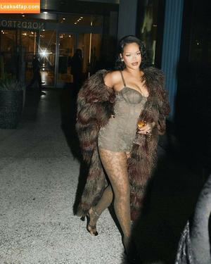 Rihanna photo #3044