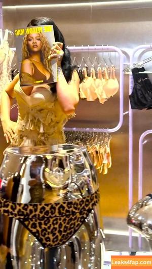 Rihanna photo #3121