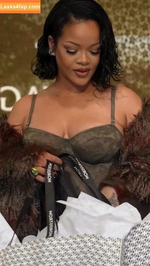 Rihanna photo #3171