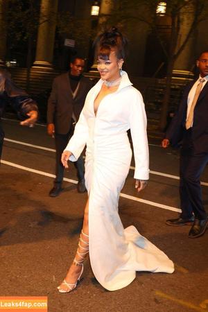 Rihanna photo #3490
