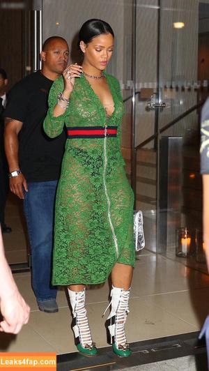 Rihanna photo #3571