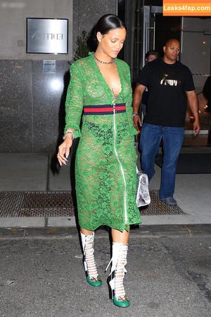 Rihanna photo #3578