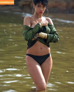 Rihanna photo #3624