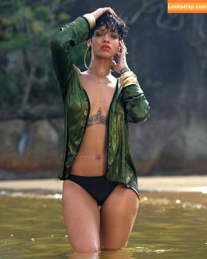 Rihanna photo #3627