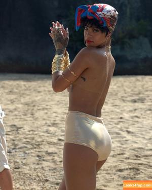 Rihanna photo #3647