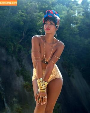 Rihanna photo #3649