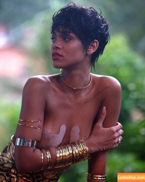 Rihanna photo #3678