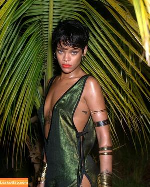 Rihanna photo #3688