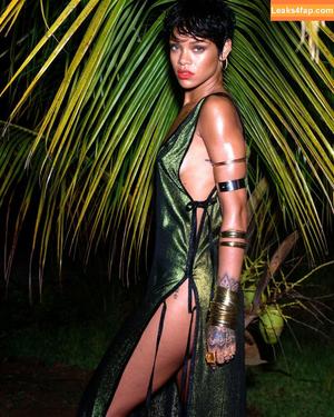 Rihanna photo #3690