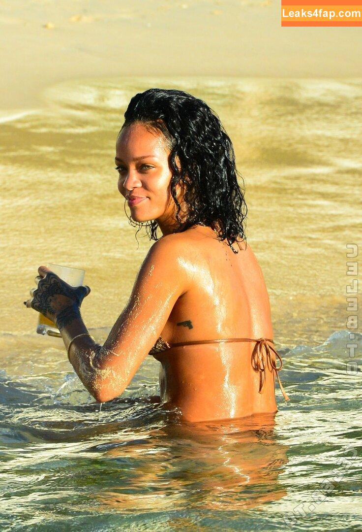 Rihanna / badgalriri / https: leaked photo photo #4258