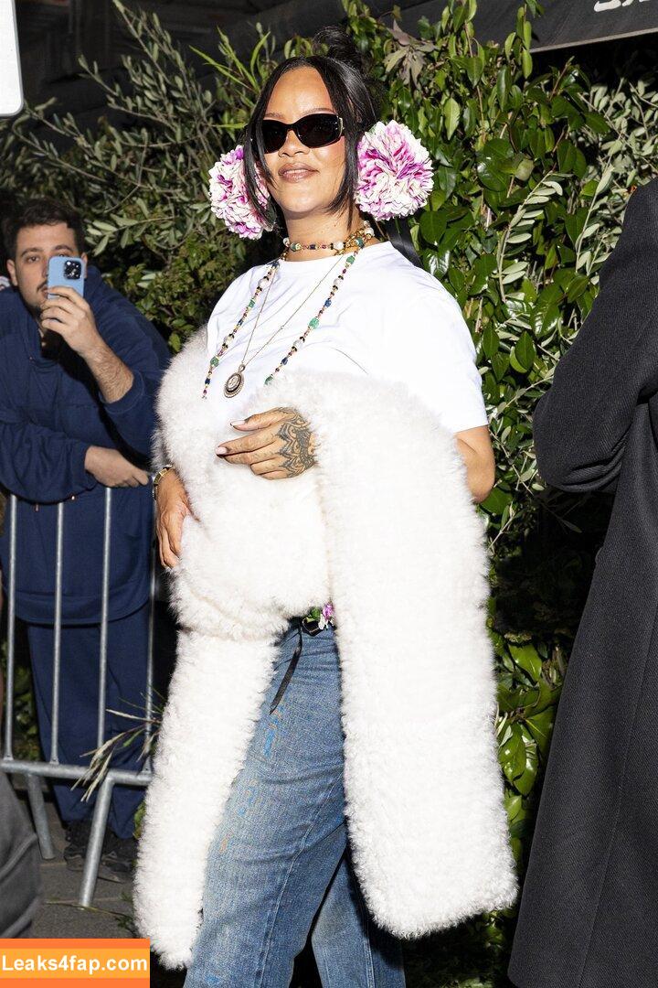 Rihanna / badgalriri / https: leaked photo photo #4273