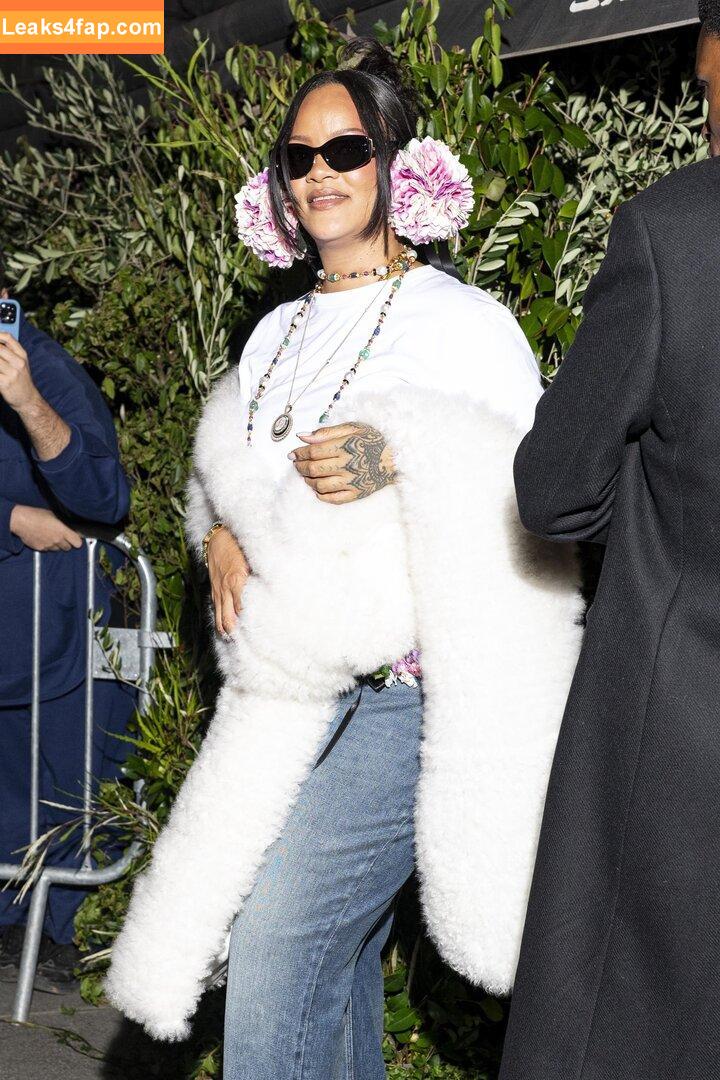 Rihanna / badgalriri / https: leaked photo photo #4279