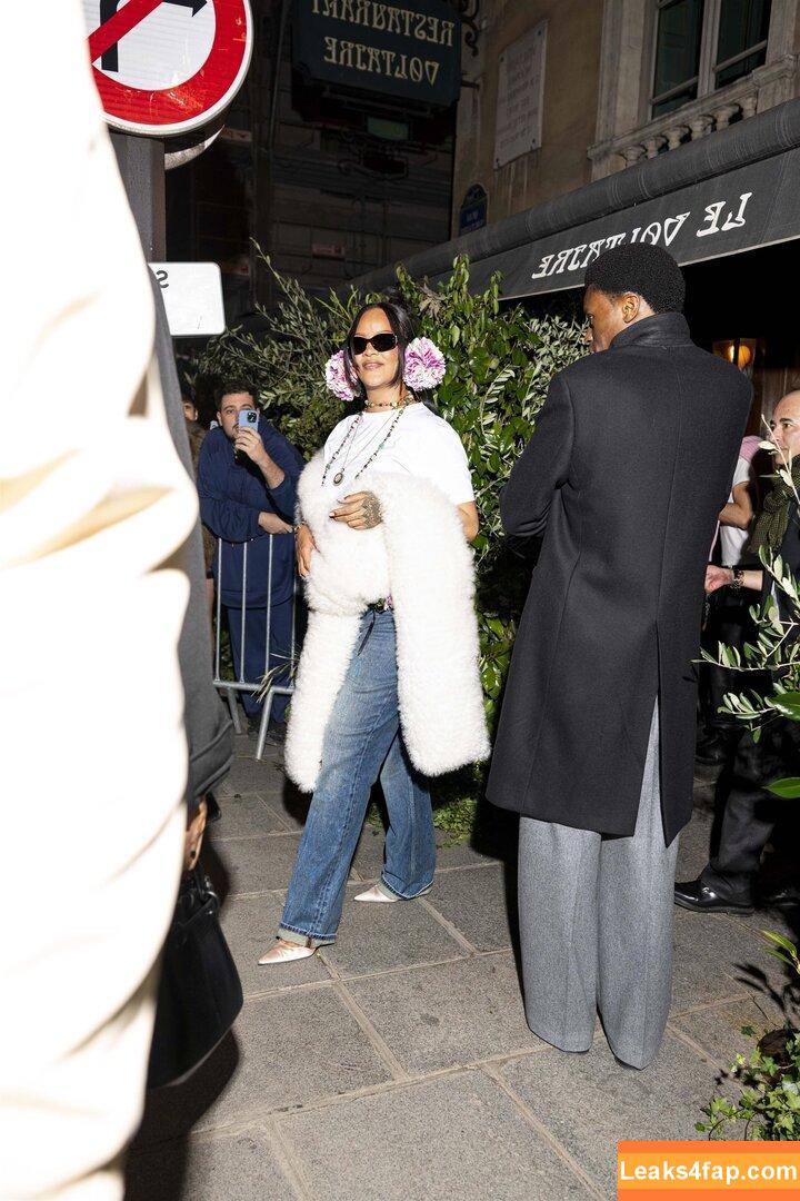 Rihanna / badgalriri / https: leaked photo photo #4281