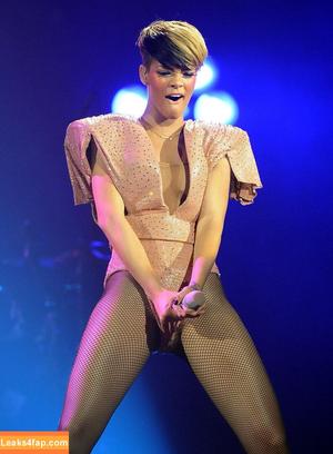 Rihanna photo #4176