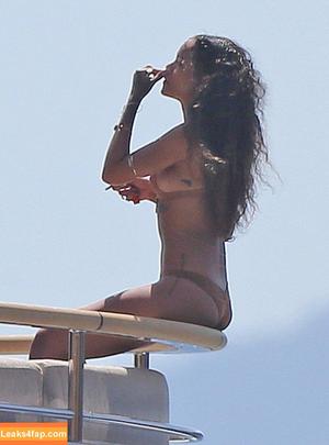 Rihanna photo #4195