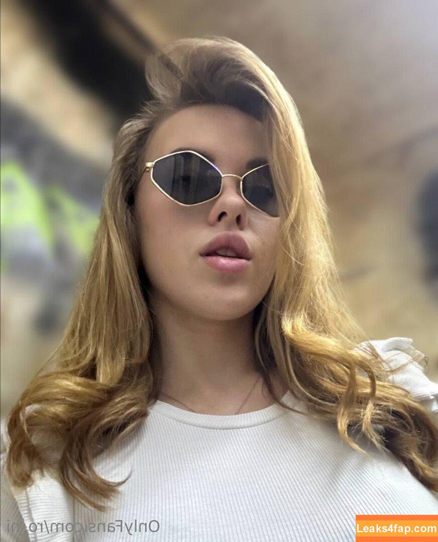 ro_ni /  leaked photo photo #0038