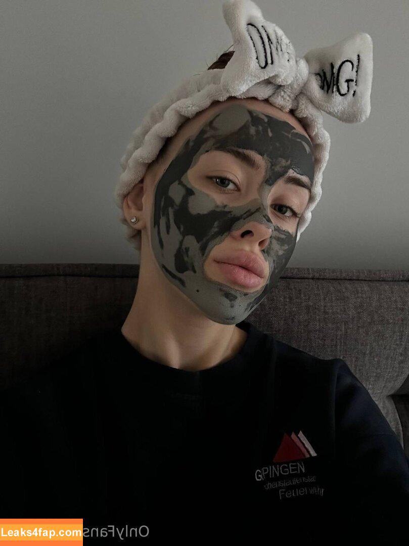 ro_ni /  leaked photo photo #0042
