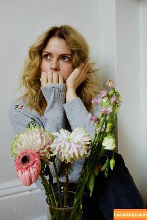 Rose McIver photo #0014