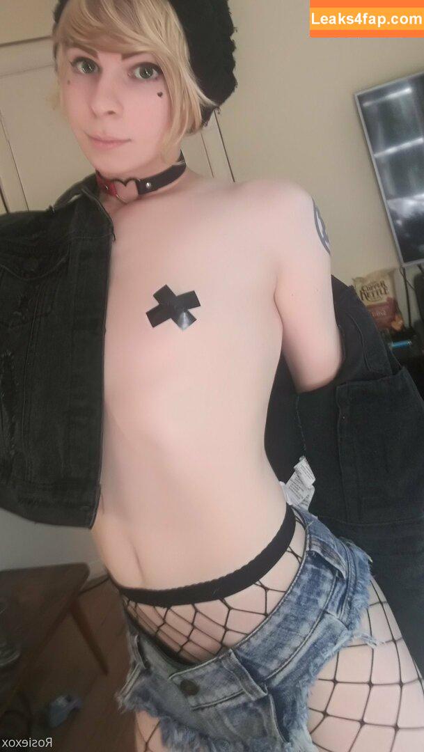rosiexox2 / rosie_x2o leaked photo photo #0037