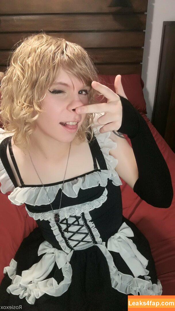 rosiexox2 / rosie_x2o leaked photo photo #0173
