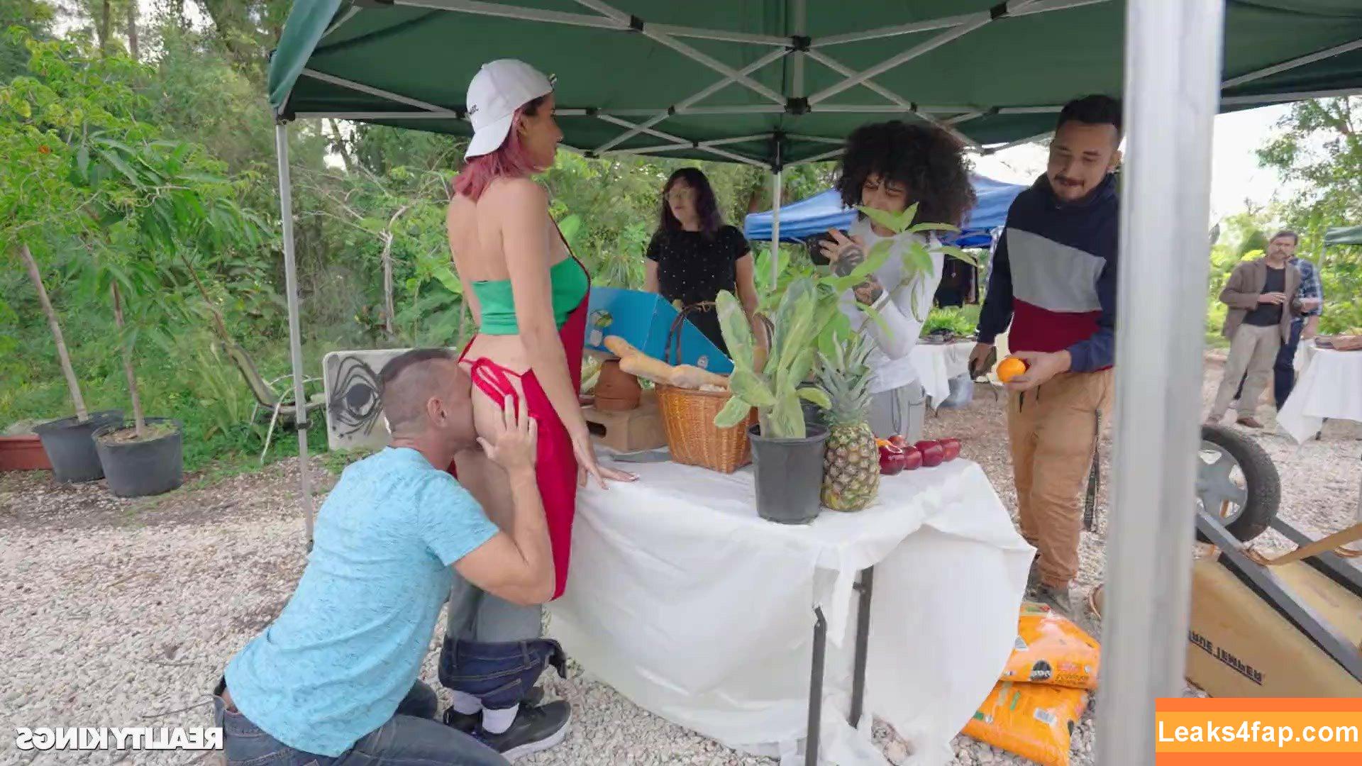 Roxiesin / TheRoxieSinner / UrArabGf / peachescheeks / roxiesinner / roxiesinnerlive leaked photo photo #0313