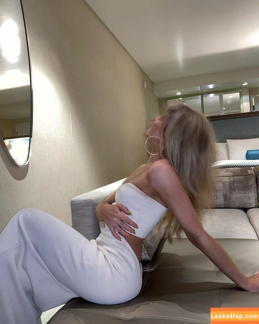 Sabrina Carpenter / https: / sabrinacarpenter слитое фото фото #0128