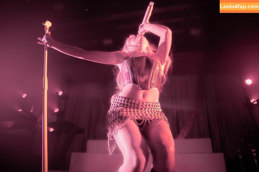 Sabrina Carpenter / https: / sabrinacarpenter слитое фото фото #0278