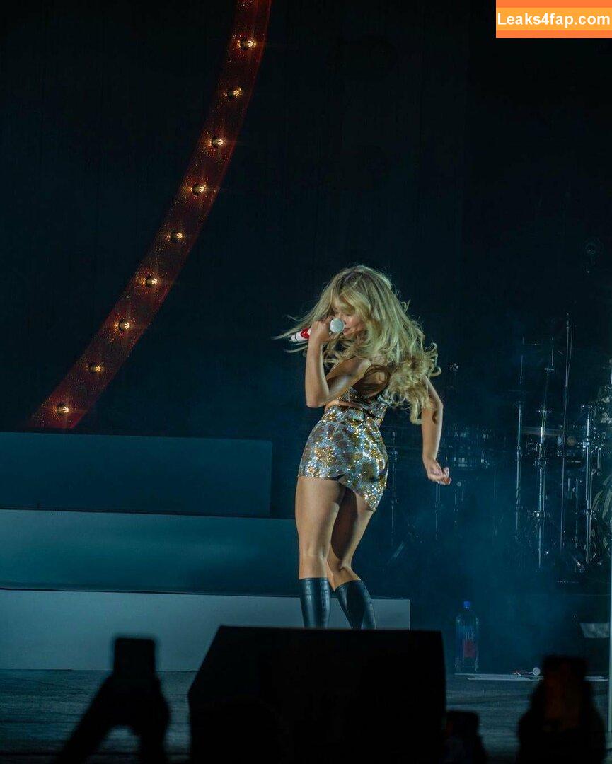 Sabrina Carpenter / https: / sabrinacarpenter слитое фото фото #0280