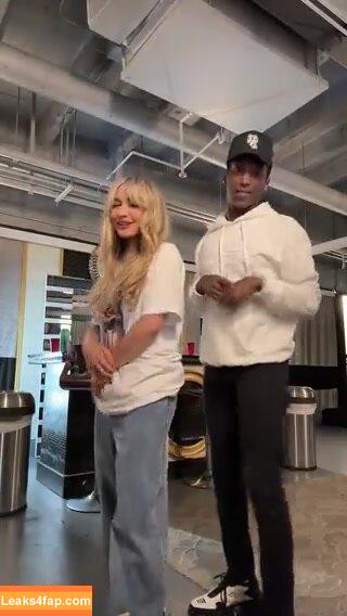 Sabrina Carpenter / https: / sabrinacarpenter слитое фото фото #0284