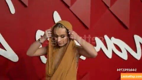 Sabrina Carpenter / https: / sabrinacarpenter слитое фото фото #0346