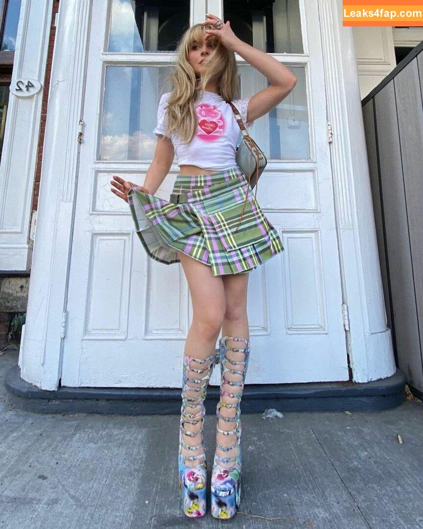 Sabrina Carpenter / https: / sabrinacarpenter слитое фото фото #0378