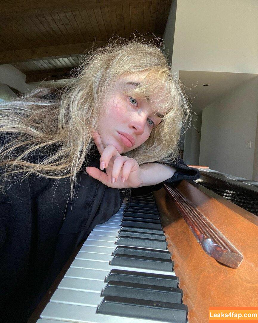 Sabrina Carpenter / https: / sabrinacarpenter слитое фото фото #0429