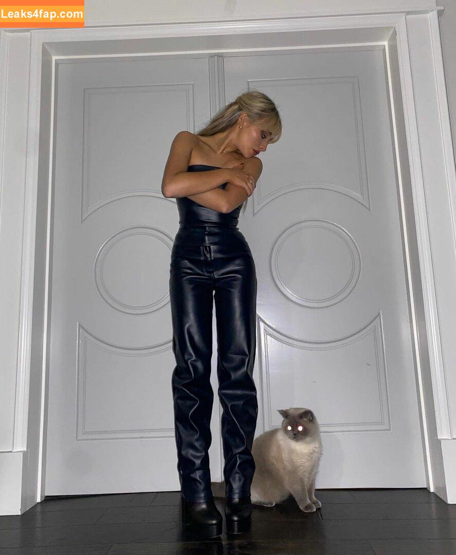 Sabrina Carpenter / https: / sabrinacarpenter слитое фото фото #0508